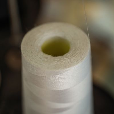 Dettaglio filo per cucire laboratorio CuCilento